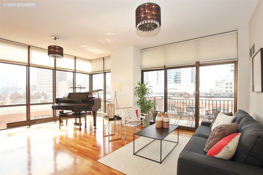 South Loop Condo Features Floor to Ceiling Windows in ...