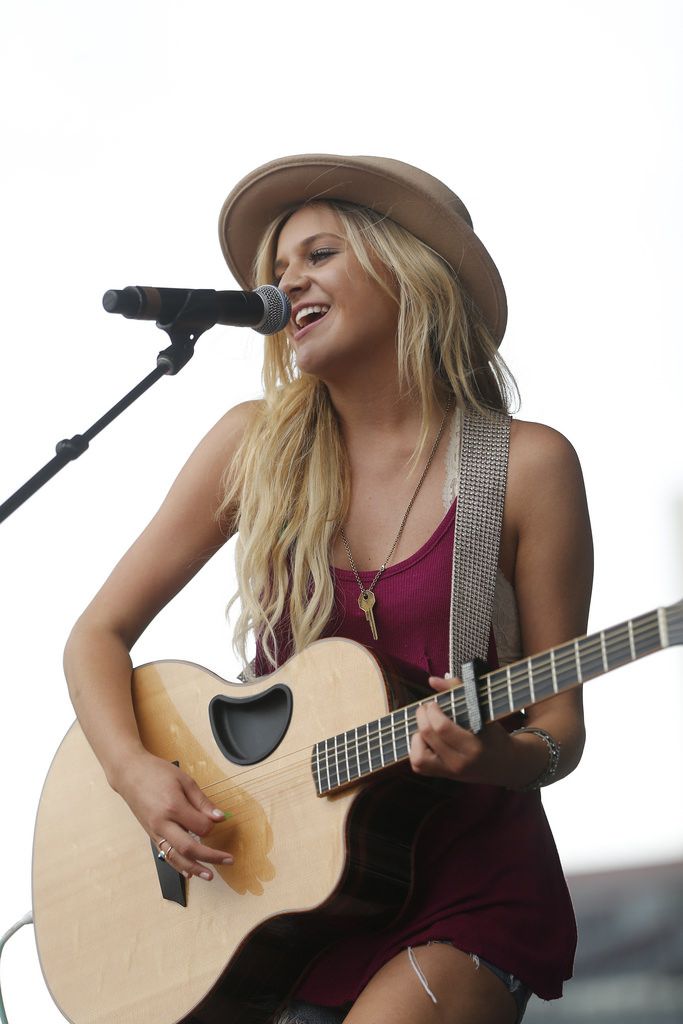 Kelsea Ballerini shines at CMA FEST K'La Straps PRLog